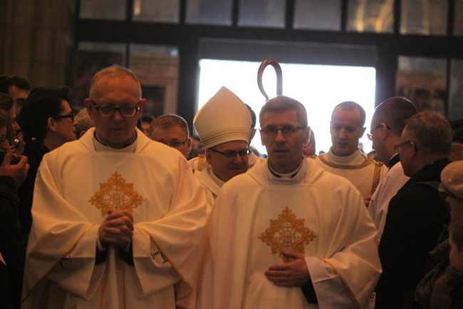 Sakra bp. Jacka - do końca Eucharystii