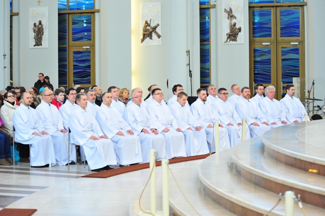 Nowi Nadzwyczajni Szafarze Eucharystii i odznaczenie 53 szafarzy na 10-lecie posługi