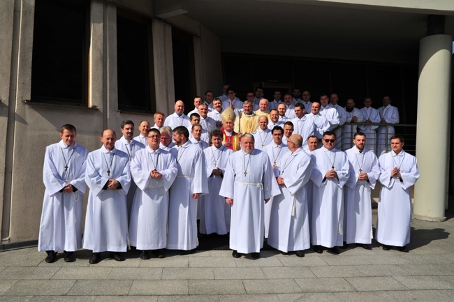 Nowi Nadzwyczajni Szafarze Eucharystii i odznaczenie 53 szafarzy na 10-lecie posługi