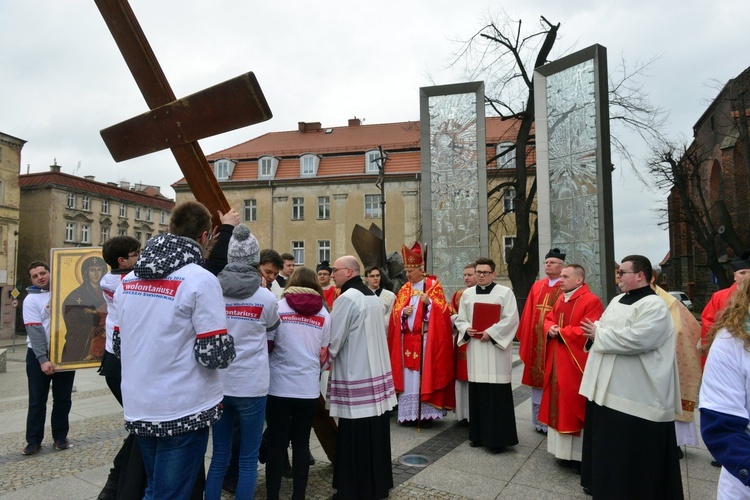 Początek peregrynacji krzyża i ikony w Świdnicy