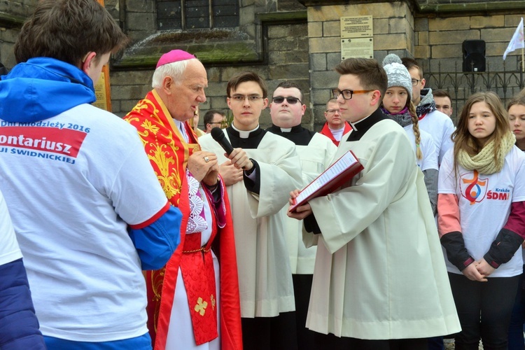 Początek peregrynacji krzyża i ikony w Świdnicy