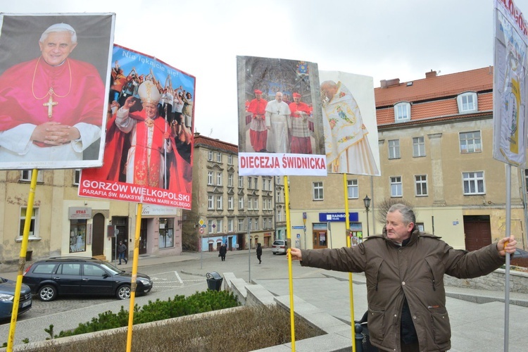 Początek peregrynacji krzyża i ikony w Świdnicy