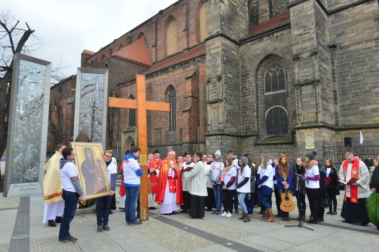 Początek peregrynacji krzyża i ikony w Świdnicy