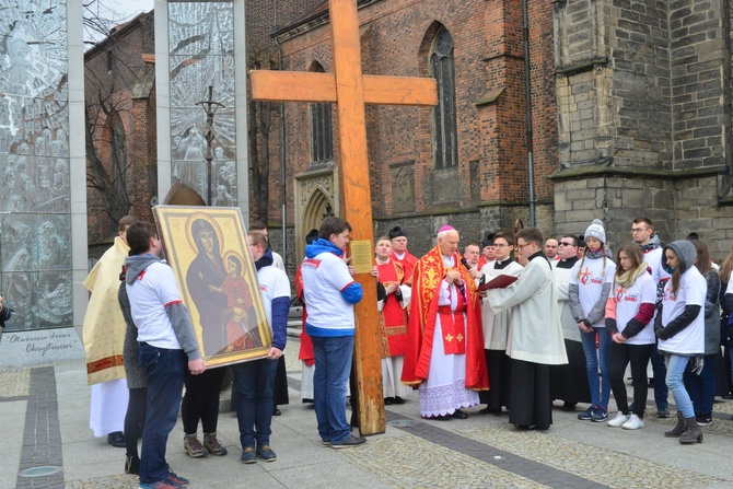 Początek peregrynacji krzyża i ikony w Świdnicy