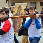 Początek peregrynacji krzyża i ikony w Świdnicy