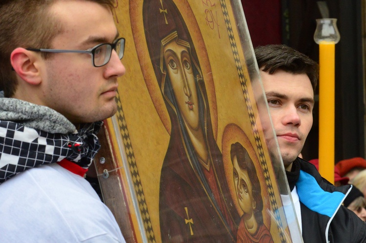 Początek peregrynacji krzyża i ikony w Świdnicy