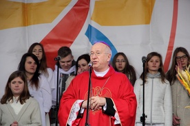 Bp Andrzje F. Dziuba przemawia do mlodzieży