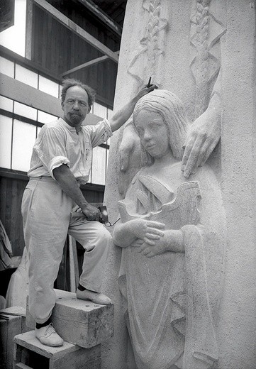 Paul Landowski (1875–1961) z jedną ze swych najsławniejszych rzeźb, przedstawiającą św. Genowefę. Rzeźba stoi obecnie na moście de la Tournelle w Paryżu