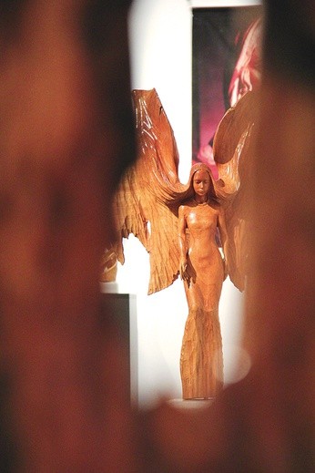  Anioły wyrzeźbione przez Andrzeja Borgieła z drewna czereśniowego