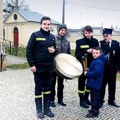  Historię bębna opowiadała Katarzyna Kołodyńska, a swoimi umiejętnościami chwali się 9-letni Mateusz. Od lewej stoją: Marcin Dziuba, ks. Jerzy Rozmysłowski, Adam Konieczny i Robert Majewski 