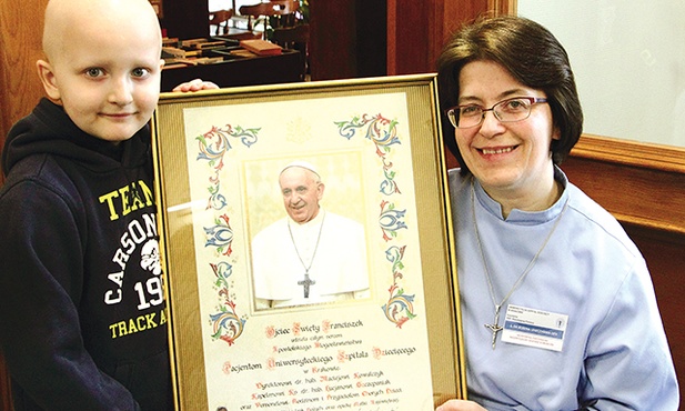  – Błogosławieństwo od papieża Franciszka jest dla nas bardzo ważne – zapewnia s. Bożena. Na zdjęciu z 7-letnim Marcinem, który także podpisał się pod zaproszeniem dla papieża