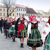   Uczniowie Gimnazjum w Popowie z palmą o długości 18 m nawiązującą do Roku Miłosierdzia 