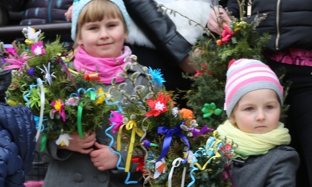 Najmłodsi uczą się od najbliższych udziału w życiu parafii