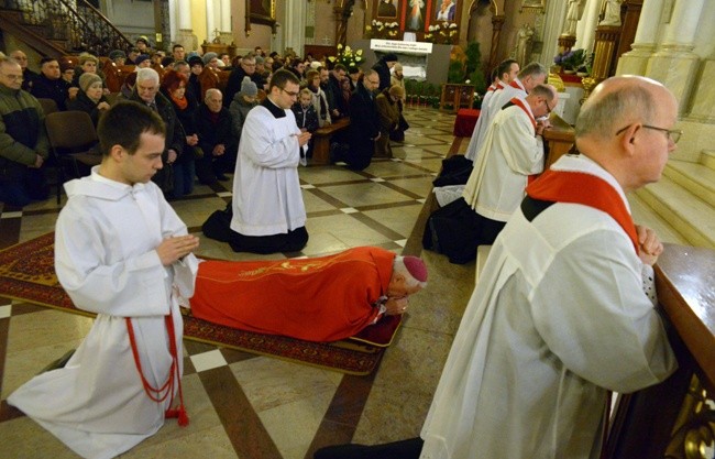 Liturgii Wielkiego Piątku w radomskiej katedrze przewodniczył bp Adam Odzimek