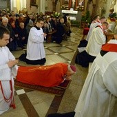 Liturgii Wielkiego Piątku w radomskiej katedrze przewodniczył bp Adam Odzimek