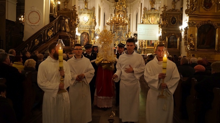 Wielki Piątek w łowickiej katedrze