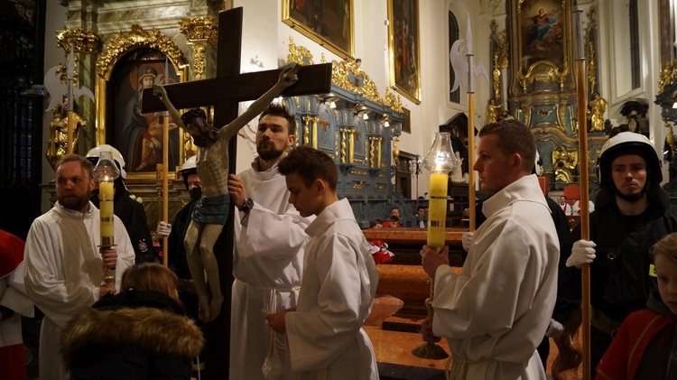 Wielki Piątek w łowickiej katedrze