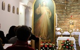 W czasie Świąt Zmartwychwstania Pańskiego obraz Jezusa Miłosiernego nawiedza kaplicę Misjonarek Niepokalanej Ojca Kolbego w Harmężach