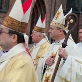 Powyżej: Procesja przed rozpoczęciem uroczystej Eucharystii