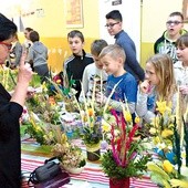 Powyżej: W Zespole Szkół Samorządowych w Dmosinie zorganizowano kiermasz wielkanocny