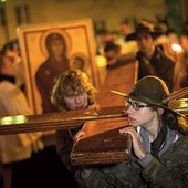  Symbole ŚDM odwiedzą w archidiecezji wrocławskiej setki miejsc. Wykorzystaj sytuację, by będąc z nimi twarzą w twarz, odkryć w nich oblicze miłosiernego Boga, który przychodzi do każdego osobiście i daje nadzieję