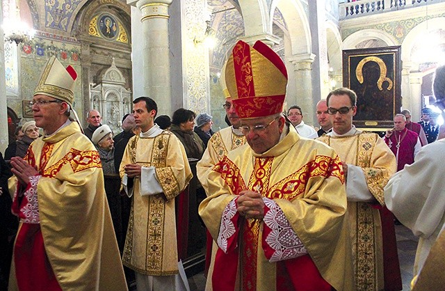  Obraz Czarnej Madonny gościł już w Płocku w grudniu, gdy w katedrze odbyła się uroczystość zakończenia synodu diecezjalnego