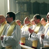Eucharystię koncelebrowało  ok. 300 księży diecezji opolskiej