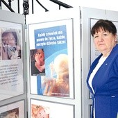  Małgorzata Górka przy wystawie „Otoczmy troską życie”, która znajduje się na parterze radomskiej Kurii Biskupiej 