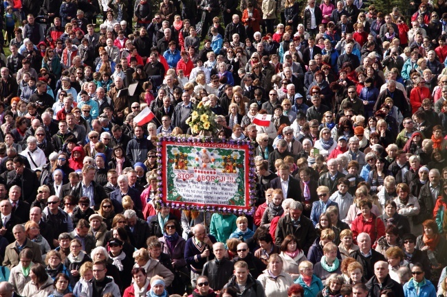 Rozdanie gałązek oliwnych w Łagiewnikach i obchody Niedzieli Miłosierdzia