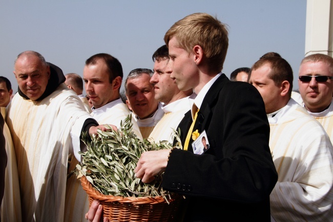 Rozdanie gałązek oliwnych w Łagiewnikach i obchody Niedzieli Miłosierdzia