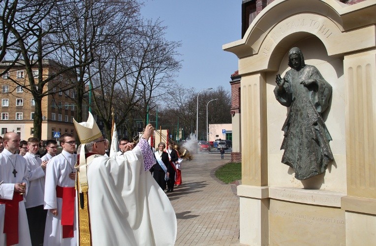 Miłosierny błogosławi przechodniów