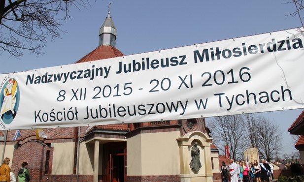 Miłosierny błogosławi przechodniów