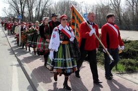 Na czele marszu szedł poczet sztandarowy Koła Przewodników PTTK im. Anieli Chmielińskiej