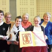  Laureaci konkursu ze swoimi katechetkami. Od lewej: Jakub Szwach (II miejsce), Weronika Wołowczyk (I miejsce) i Natalia Plok (III miejsce). Katechetki: Ewa Mańka, Irena Droździok i Ewa Sitko