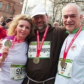  Trwa Rok Miłosierdzia, dlatego każdy z uczestników dostał medal z wizerunkiem Jezusa Miłosiernego. Na zdjęciu kapucyn o. Grzegorz Marszałkowski z Markiem i Beatą Budzińskimi