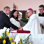  Parafianie dziękują bp. Arturowi Mizińskiemu