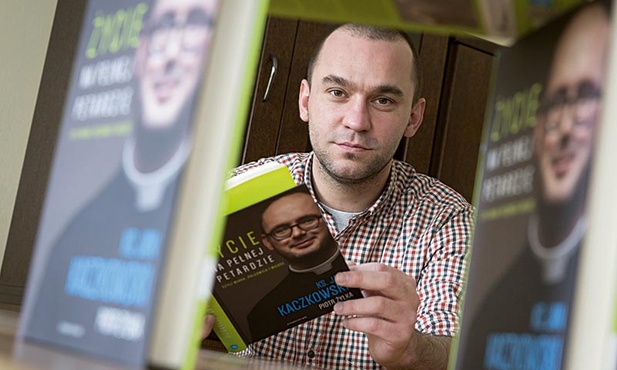 Piotr Żyłka, redaktor portalu DEON.pl, wraz z ks. Janem Kaczkowskim napisał książkę „Życie na pełnej petardzie”. Laureat Nagrody Dziennikarskiej „Ślad” im. Biskupa Jana Chrapka. Autor facebookowego profilu papieża Franciszka