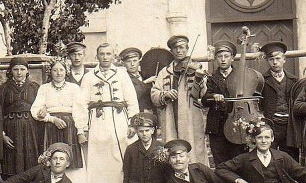 Wesele przed kościołem św. Bartłomieja w Opocznie - przed 1926 r.
