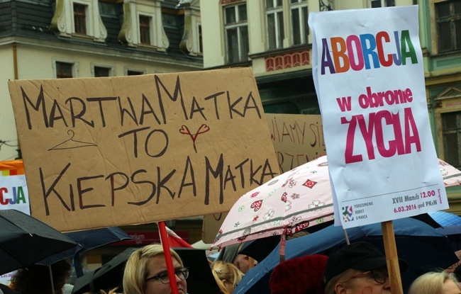 Manifa zwolenników aborcji na transparentach