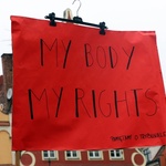 Manifa zwolenników aborcji na transparentach