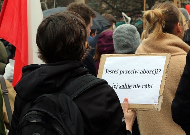 Manifa zwolenników aborcji na transparentach