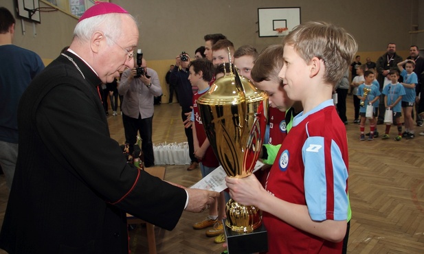 Bp Andrzej F. Dziuba wręcza zawodnikom z Sadkowic puchar i dyplom za zwycięstwo