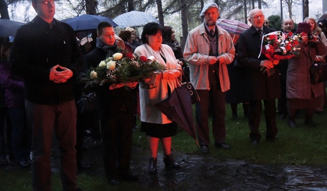Delegacje złożyly kwiaty pod tablicą pamięci ofiar spod Smoleńska