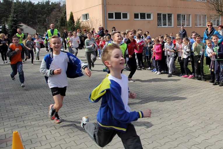 Finisz biegu przy budynku szkolnym
