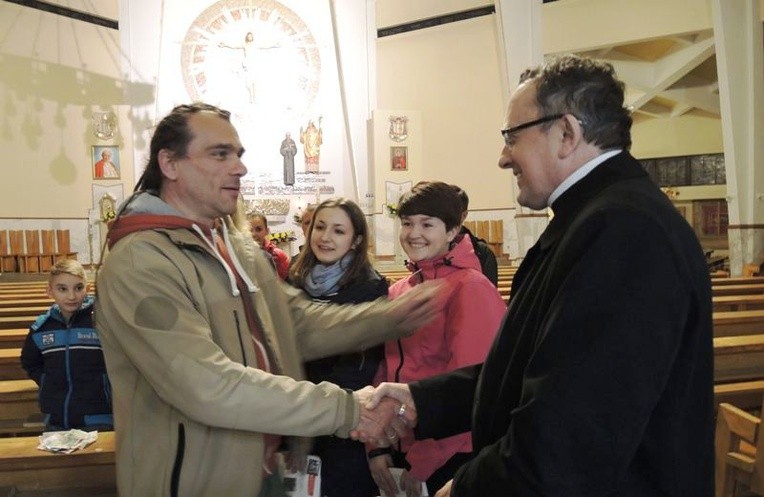 Andrzej Sowa z ks. Janem Figurą, proboszczem parafii św. Stanisława w Andrychowie