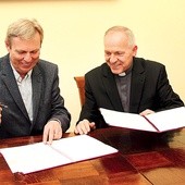 Krzysztof Terka i ks. Bogumił Karp podpisują umowę o remoncie kompleksu 