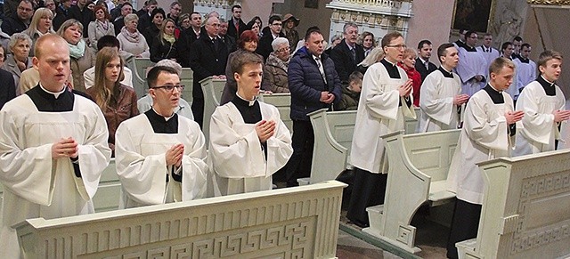 Powyżej: Strój duchowny i posługę lektoratu przyjęło siedmiu alumnów Wyższego Seminarium Duchownego w Paradyżu