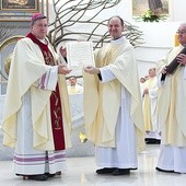 Akt zawierzenia, w którym abp Józef Kupny modlił się za diecezjan, został złożony w specjalnej tubie w łagiewnickim sanktuarium