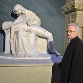 Ks. Adam Brzyszkowski i Pieta, ufundowana przez Franza Pielera