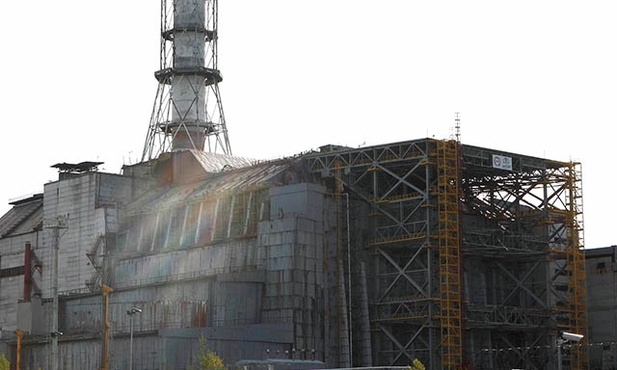 Zniszczony reaktor nr 4 został przykryty betonowym sarkofagiem. W środku wciąż zalega radioaktywne, stopione paliwo jądrowe